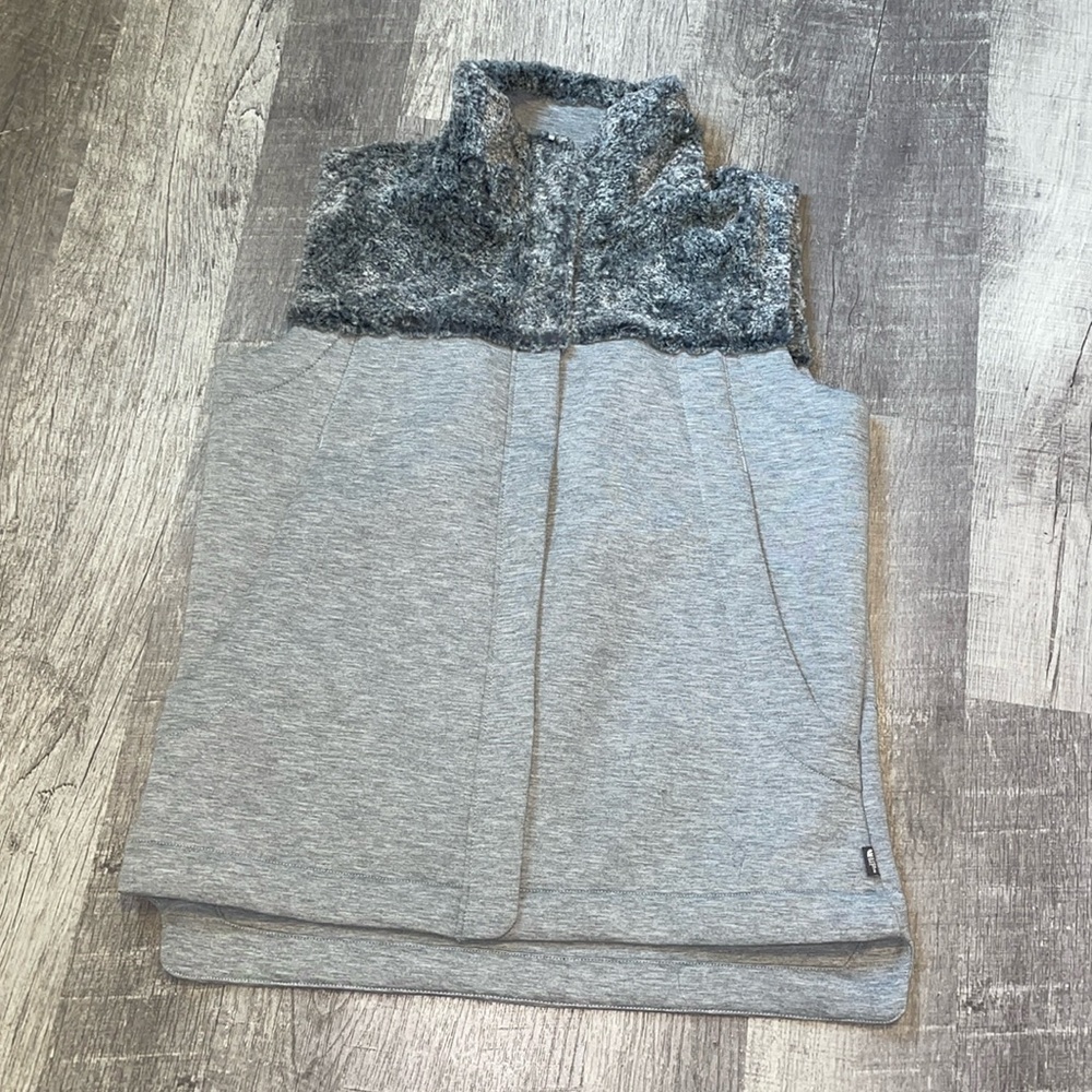 The Noth face woman’s vest Size L NWOT